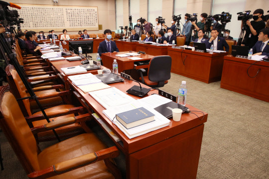국회 법사위가 29일 통합당 의원들이 모두 퇴장한 가운데 전체회의를 진행하고 있다. 연합뉴스